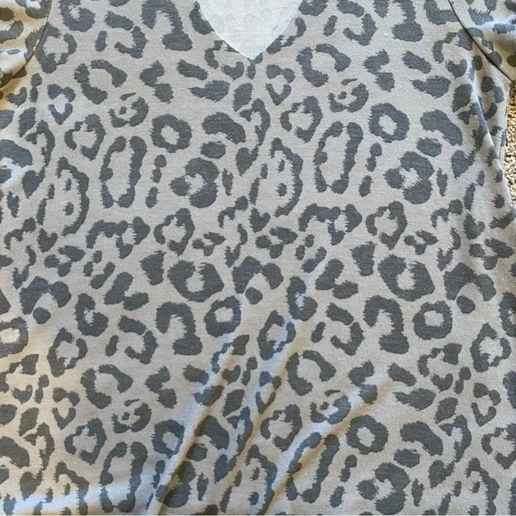 Women’s Small Animal Print Keyhole Shirt​​ - Picture 3 of 7